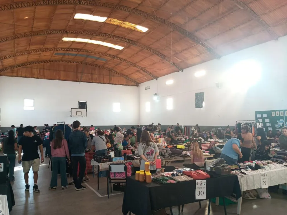 La feria se desarrolla en el salón de la escuela Primaria 200. 