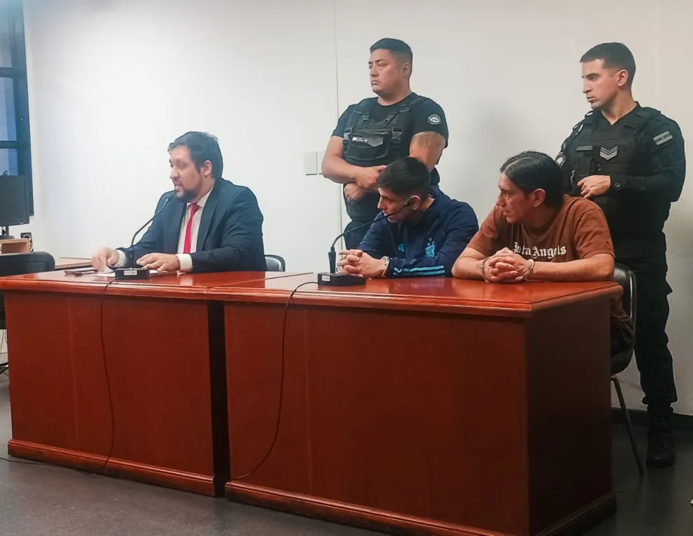Imputados en el Poder Judicial de Viedma, uno por un intento de homicidio y el otro por atentado contra la autoridad. Fotos NoticiasNet. 