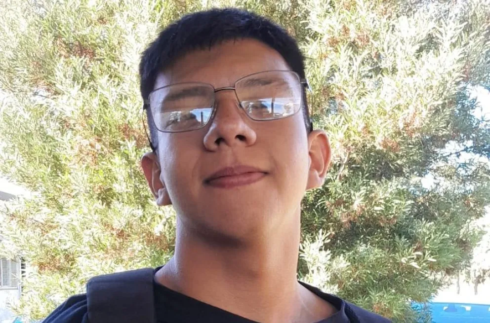 Luchi con sus nuevos lentes, fruto del compañerismo puro. 