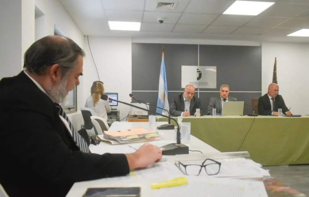 El fiscal Guillermo Ortiz exponiendo los detalles ante los jueces Marcelo Alberto Álvarez, Guillermo Mariano Bustamante y Carlos Reussi. Foto: NoticiasNet