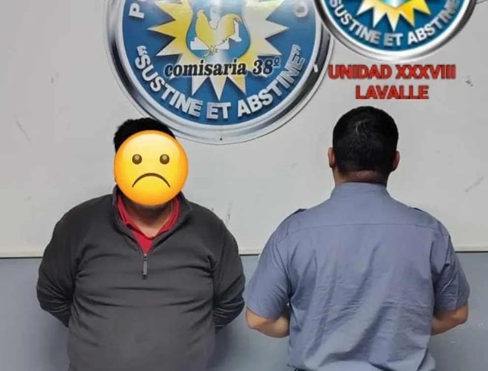 En la pared de la seccional antes de ir al calabozo. Foto gentileza.