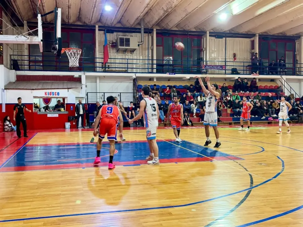 Noche de básquet en la capital rionegrina. Foto: Prensa Depo Viedma. 