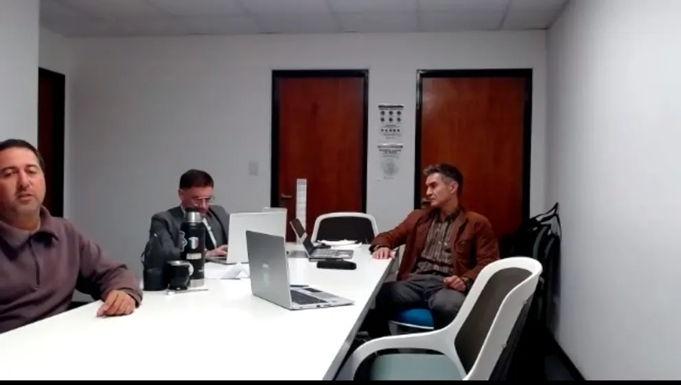 Emiliano Gallego (derecha), el defensor en la jornada en la que las partes presentaron el ofrecimiento de pruebas. Foto de pantalla virtual/NoticiasNet. 