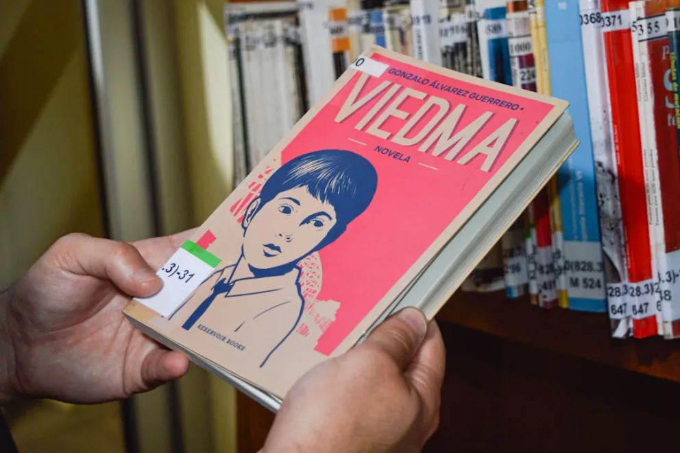 Libros y novelas clásicos para comprender la idiosincracia de Viedma y Patagones. Fotos Emanuel Mirenghi para NoticiasNet. 