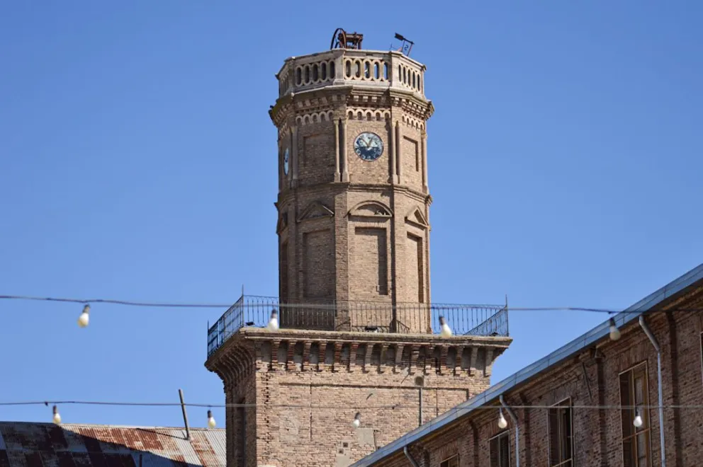 Al mismo tiempo, se advierten problemas de conservación en construcciones emblemáticas, como la torre del reloj y la Manzana Salesiana. Foto: Archivo.