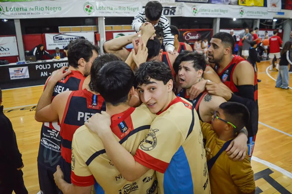 Noche con actitud para Deportivo Viedma. Fotos: Emanuel Mirenghi para NoticiasNet .