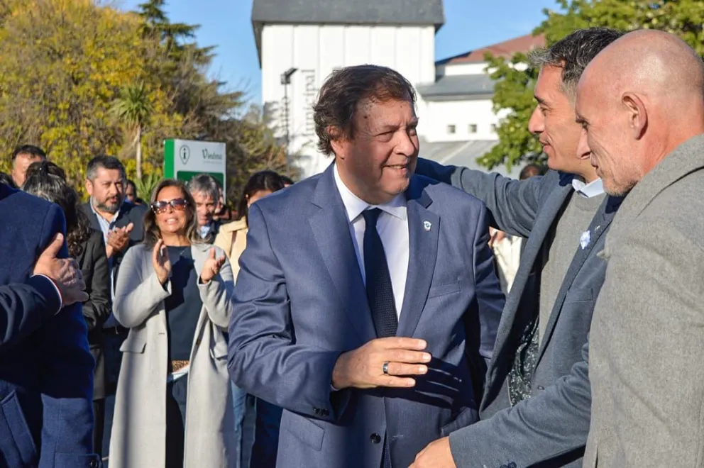 El gobernador, Alberto Weretilneck, saludando al intendente Marcos Castro. Foto:  Emanuel Mirenghi