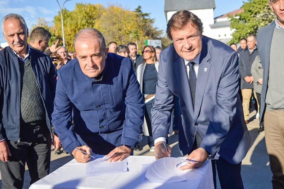 Las autoridades provinciales rubricaron el convenio de obra. 