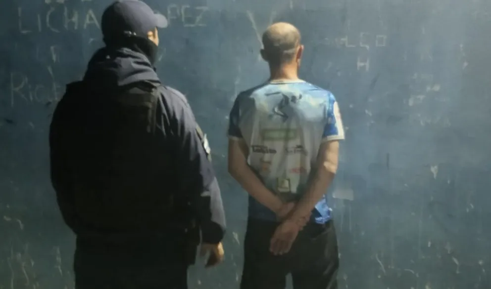 Contra la pared antes de ir al calabozo.