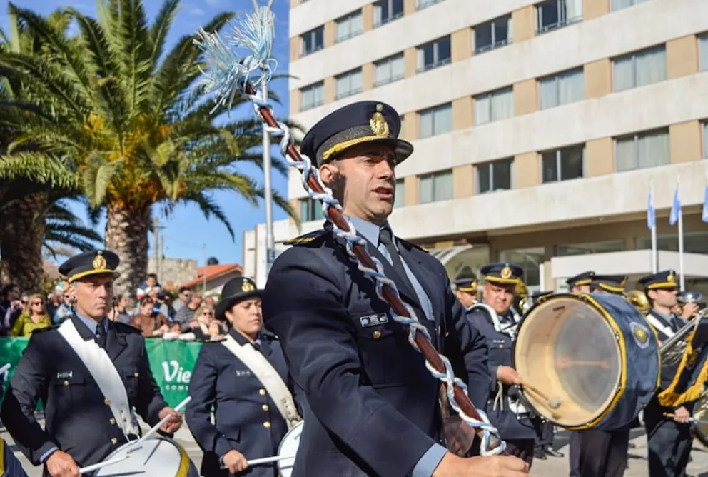 La Banda de la Policía marcó parte del trayecto en la avenida costanera. Fotos e imágenes: Emanuel Mirenghi para NoticiasNet.