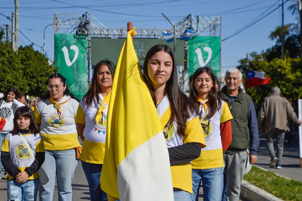 Todo el color del desfile cívico-militar por los 247 años de Viedma y Patagones. Fotos Emanuel Mirenghi para NoticiasNet. 