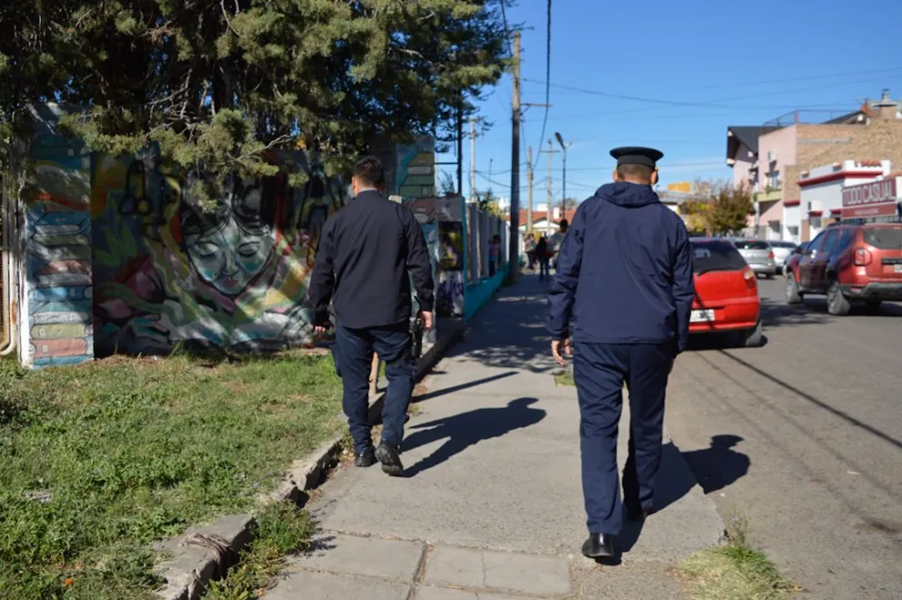 Tras la detención del agresor, el personal policial empezó a buscar el arma que utilizó. Fotos: Emanuel Mirenghi