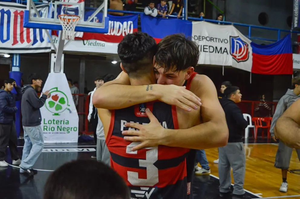 A pura actitud, Deportivo Viedma igualó la serie. Fotos: Emanuel Mirenghi para NoticiasNet.
