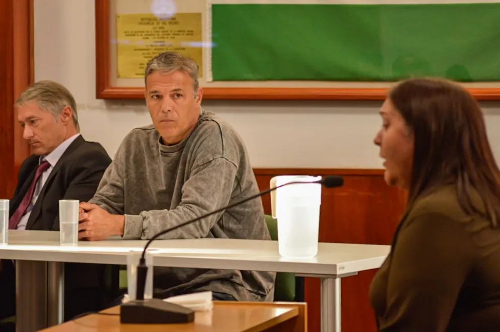 La viuda, Liliana JIménez, declarando frente al tribunal y ante la mirada de Federico Navarre. Foto: Emanuel Mirenghi