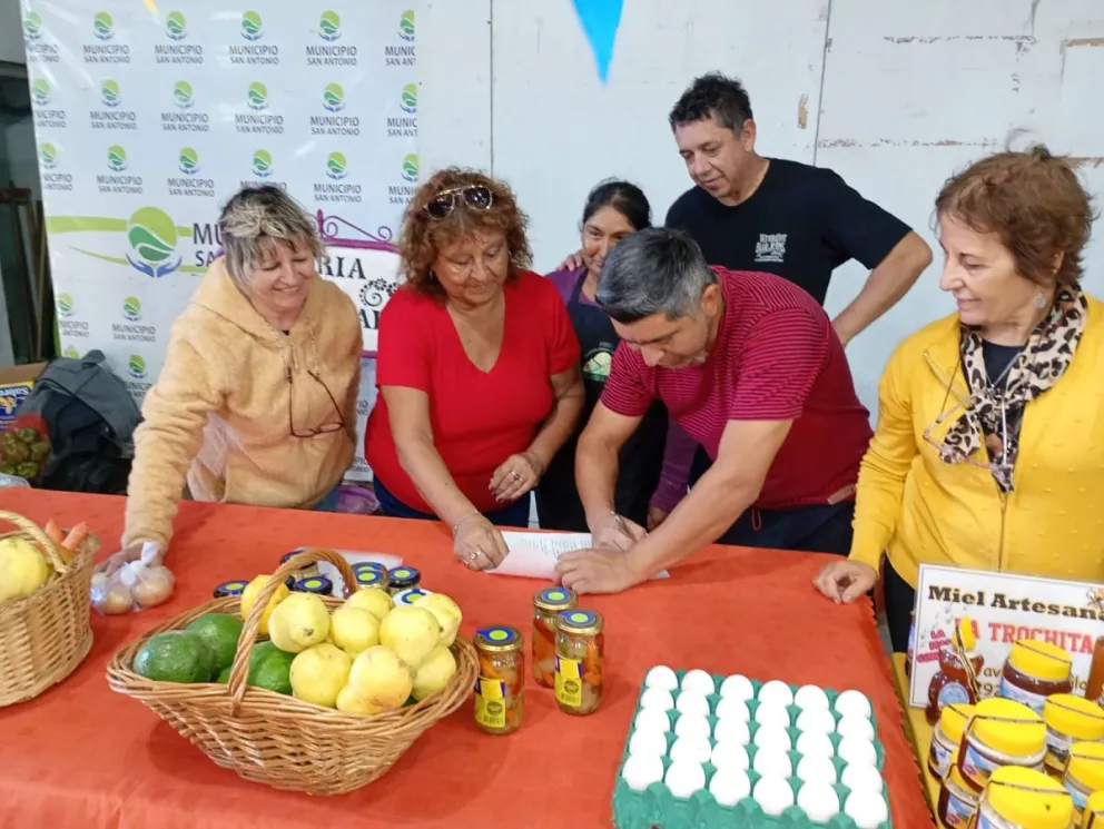 Integrantes de la Cámara Agraria junto al Centro de Jubilados de SAO en la firma de convenio. Foto: Gentileza. 