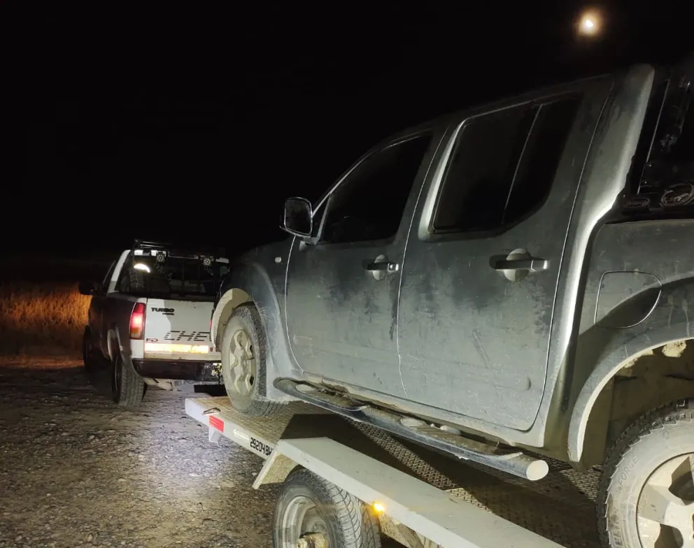 La Nissan secuestrada arriba de un trailer. Foto gentileza.
