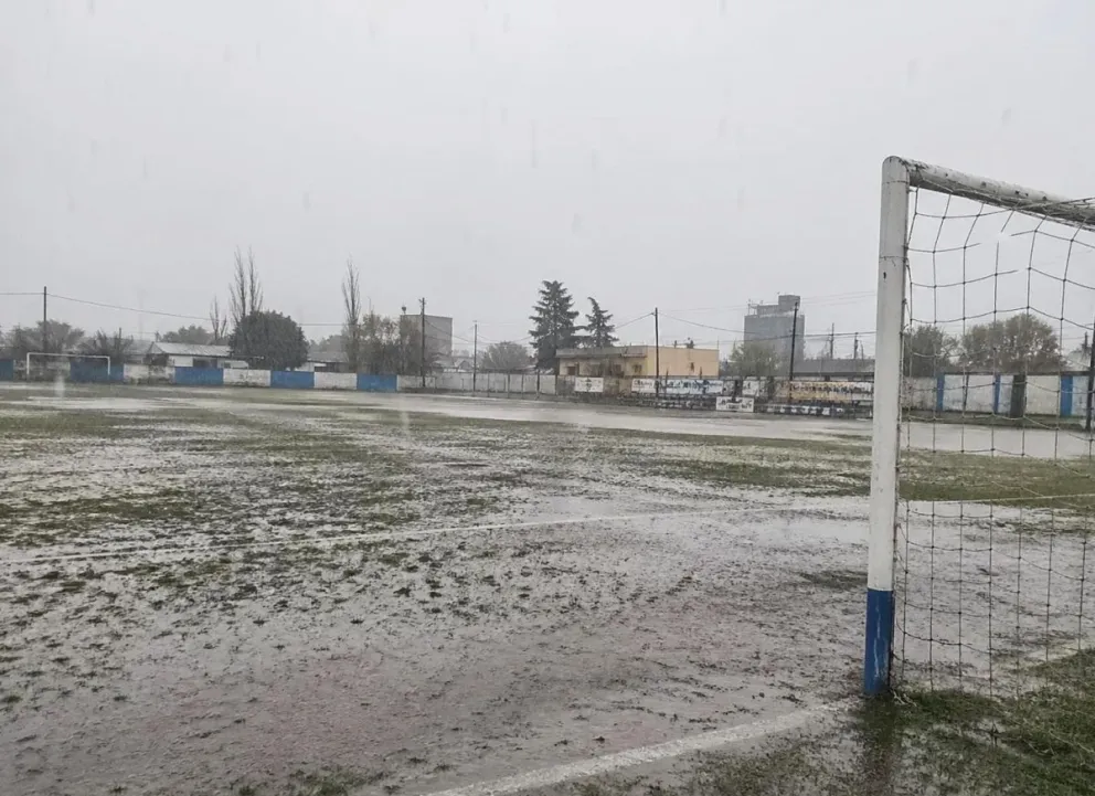 La lluvia amargó el domingo de fútbol.