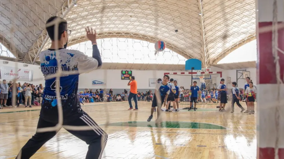 Los más chicos ya disfrutan del nuevo piso en el polideportivo de Las Grutas. Foto gentileza Gobierno de Río Negro.