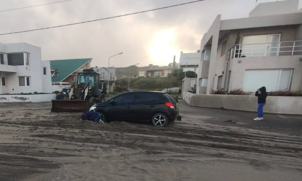 Máquina vial ayudó para sacar del atascamiento al vehículo. Foto gentileza: subsecretaría El Cóndor y Costa Atlántica.