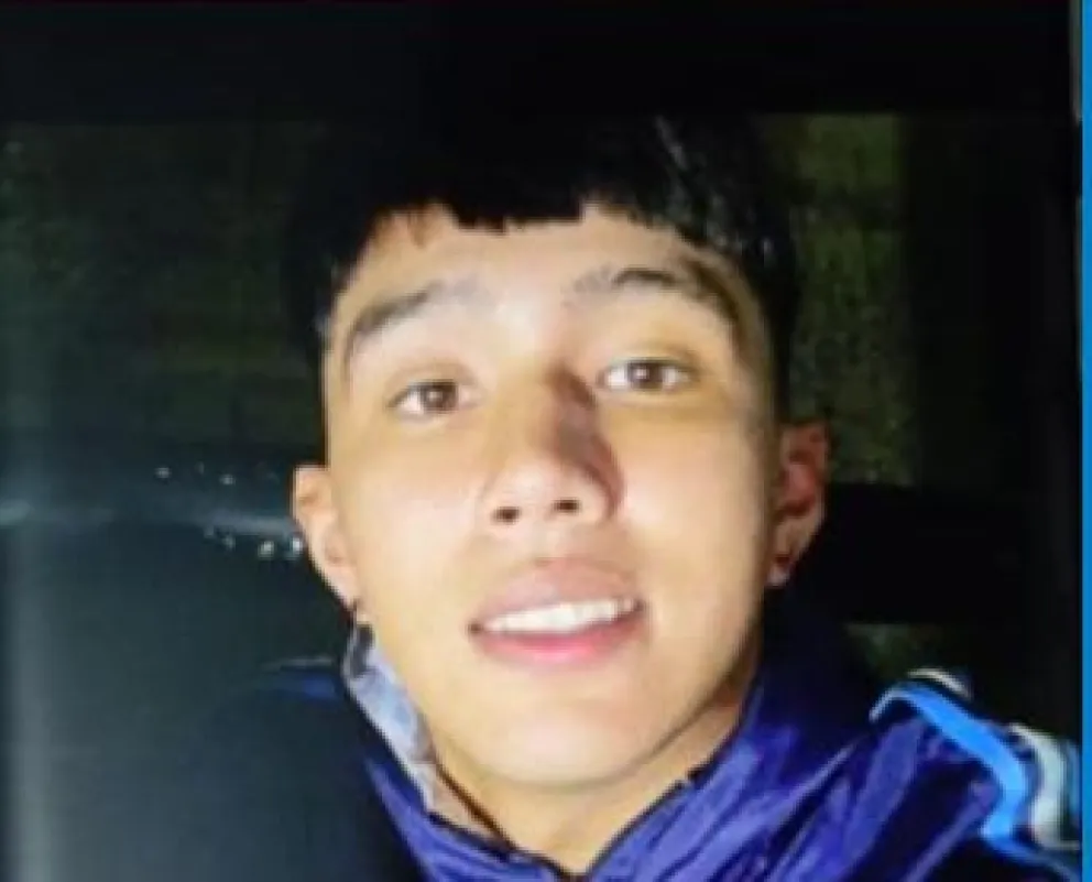 Sandoval salió con su celular. Foto MPF.