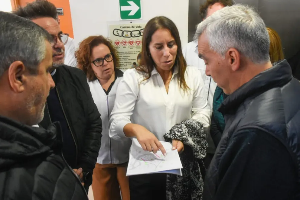 El legislador y presidente del bloque Juntos Somos Río Negro, Facundo López, con farmacéuticos. Foto: Vanesa Schwemmler 