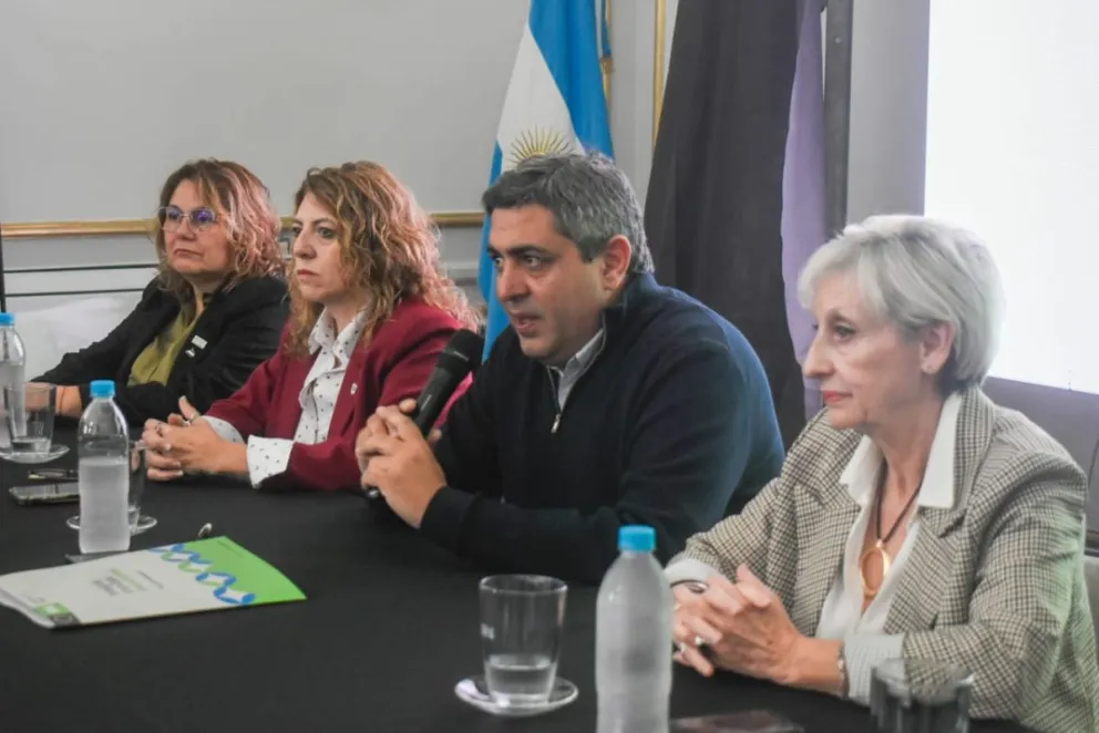 El ministro de Saud, Demetrio Thalasselis, explicando el abordaje sobre consumo problemático. Foto: Vanesa Schwemmler 