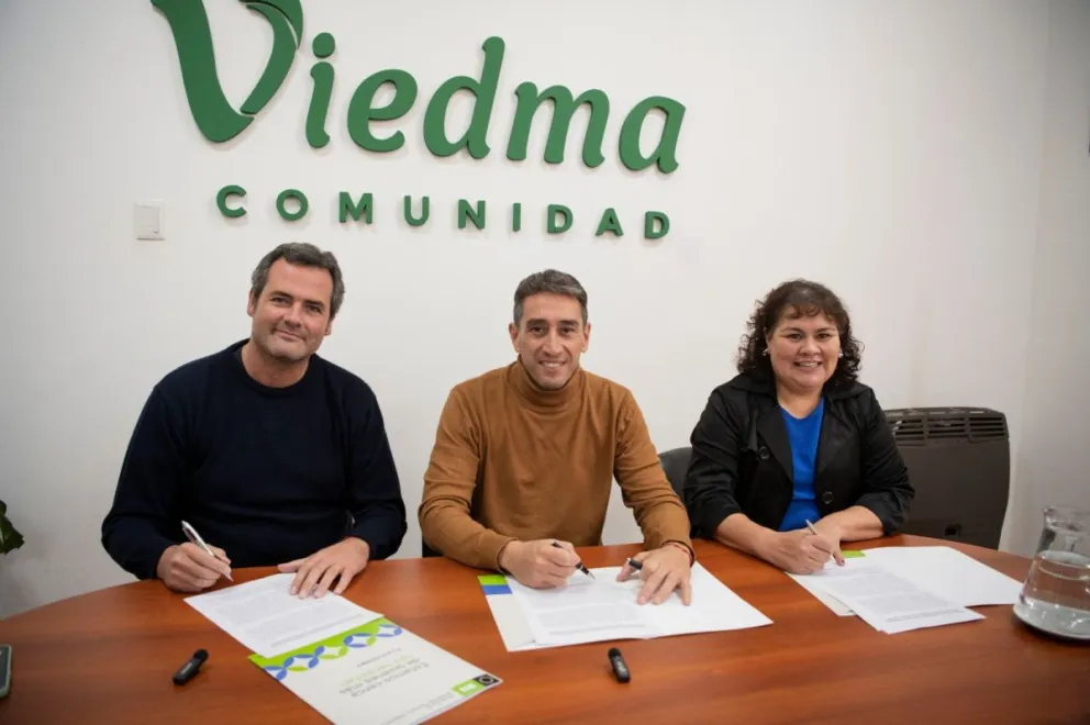 La firma se llevó a cabo en el despacho del intendente Castro.