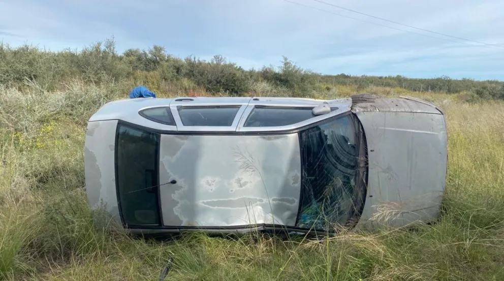 El conductor del auto sufrió golpes durante el accidente registrado en la Ruta Nacional Nº 22 en abril pasado. Foto gentileza: Secretaría de Protección Ciudadana del Partido de Villarino.