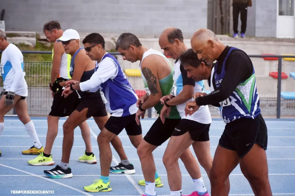 La delegación de la Comarca marcó una histórica presentación en San Luis, en la primera edición de la competencia Máster que convocó a atletas de distintos países en tierras puntanas. Foto: gentileza Caveco.