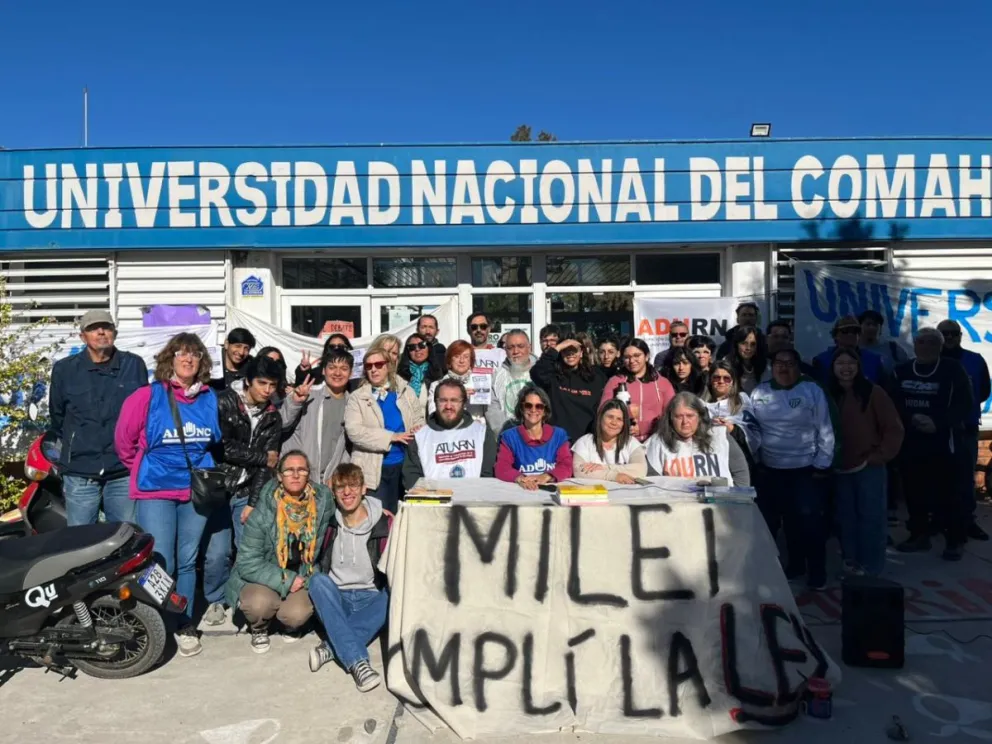 "Cientificidio" en Argentina: 10.000 docentes renunciaron por salarios de hambre, afirmaron desde el gremio Adunc. En Viedma, estiman que el poder adquisitivo cayó más de un 40%. Fotos Vanesa Schwemmler. (Archivo).