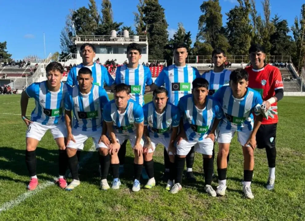 Sol de Mayo posando para la foto en la previa al clásico con Deportivo Patagones que terminó en empate 3 a 3. Foto: gentileza Prensa Sol de Mayo.