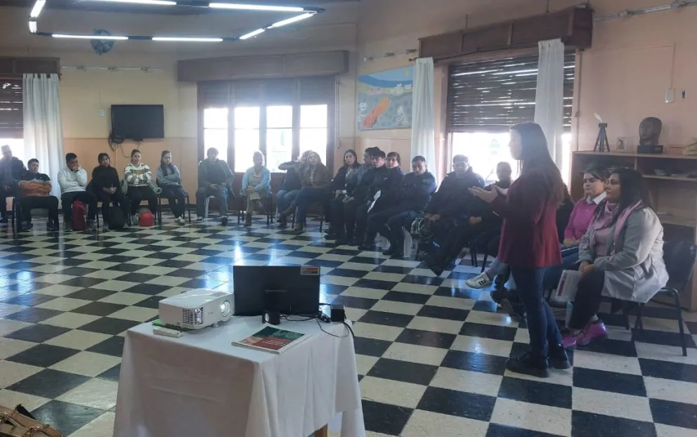 Las expositoras resaltaron la importancia del trabajo conjunto para abordar de manera integral las problemáticas vinculadas a las violencias. Foto gentileza: Ministerio de Seguridad de Río Negro.