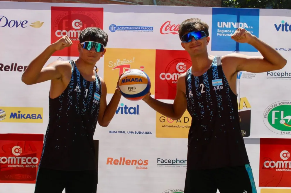 Nahuel Cornejo y Zac Osatinsky representando a la Argentina en el Sudamericano U18 de beach Vóley disputado en Cochabamba. Foto: gentileza. 