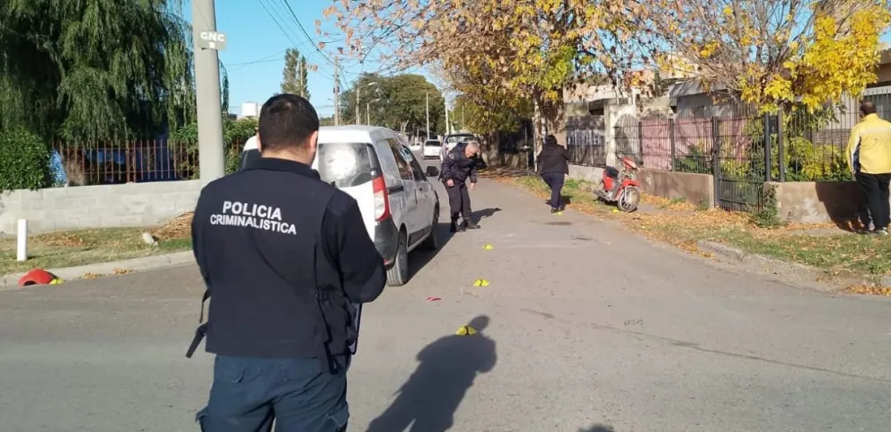 Otra vez un accidente en la esquina de los "reductores que no funcionan", según manifestaron vecinos, y en este caso la mujer llevaba el casco colocado. Foto NoticiasNet.