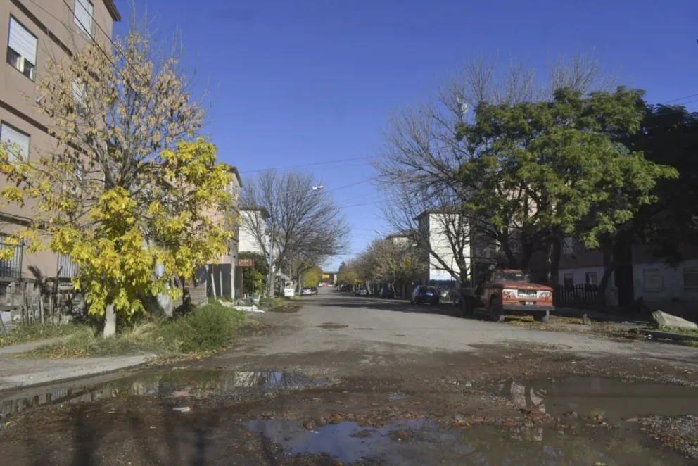 En un cantero de ese barrio, acumula hierro y estaciona el carro con que el denunciado se desplaza por las calles de la ciudad. Foto NoticiasNet (archivo).