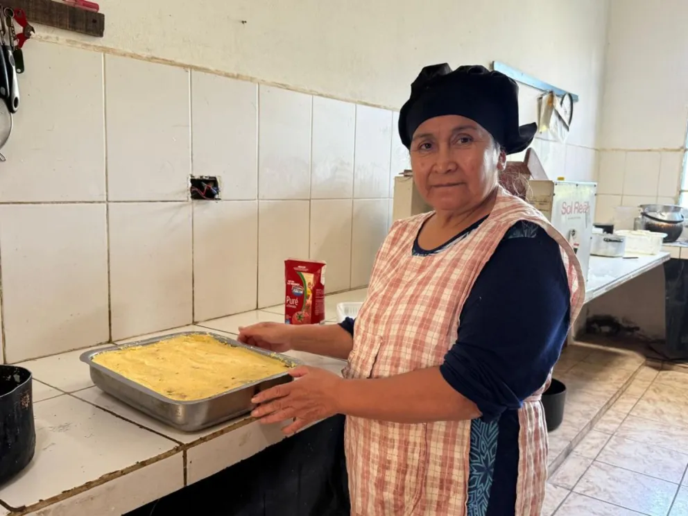 Alicia Tripailao es un ejemplo de superación y de perseverancia. Desde hace ocho años que realiza platos religiosamente en el local "Provenzal" de la calle Roca de Viedma. Fotos NoticiasNet. 