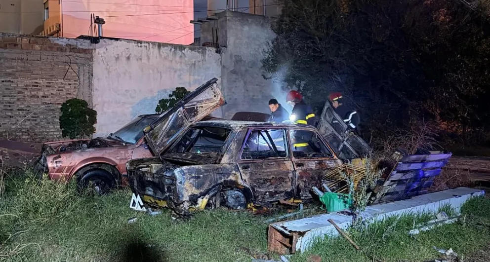 Autos incendiados en la esquina de Hilario Lagos y Moreno, en una zona de descampado y se sospecha que hubo intencionalidad. Foto: gentileza Taxistas en Movimiento. 