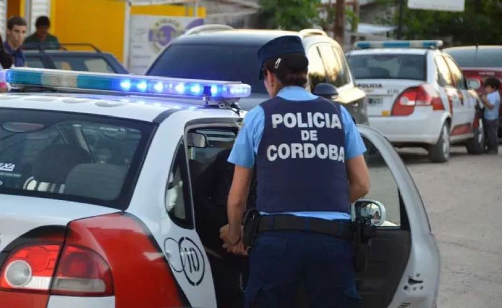 Imagen ilustrativa de una oficial de las fuerzas armadas de Córdoba. 