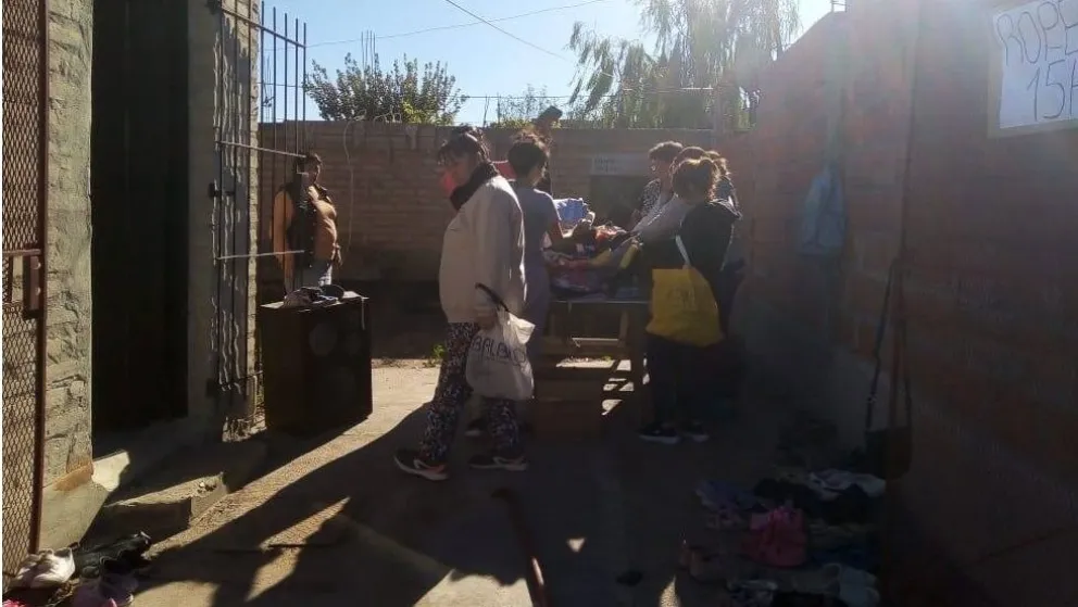 Ropero y merendero comunitario de la iglesia "Dios Es Fiel", en el barrio Álvarez Guerrero de Viedma. Foto: Facebook. 