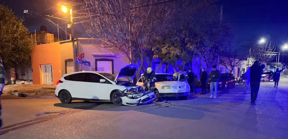 Un fuerte choque entre un VW Gol y un Ford Fiesta sacudió la mañana en la intersección de Chile y Bertorello. Una mujer y una niña se llevaron las peores consecuencias. Fotos gentileza.