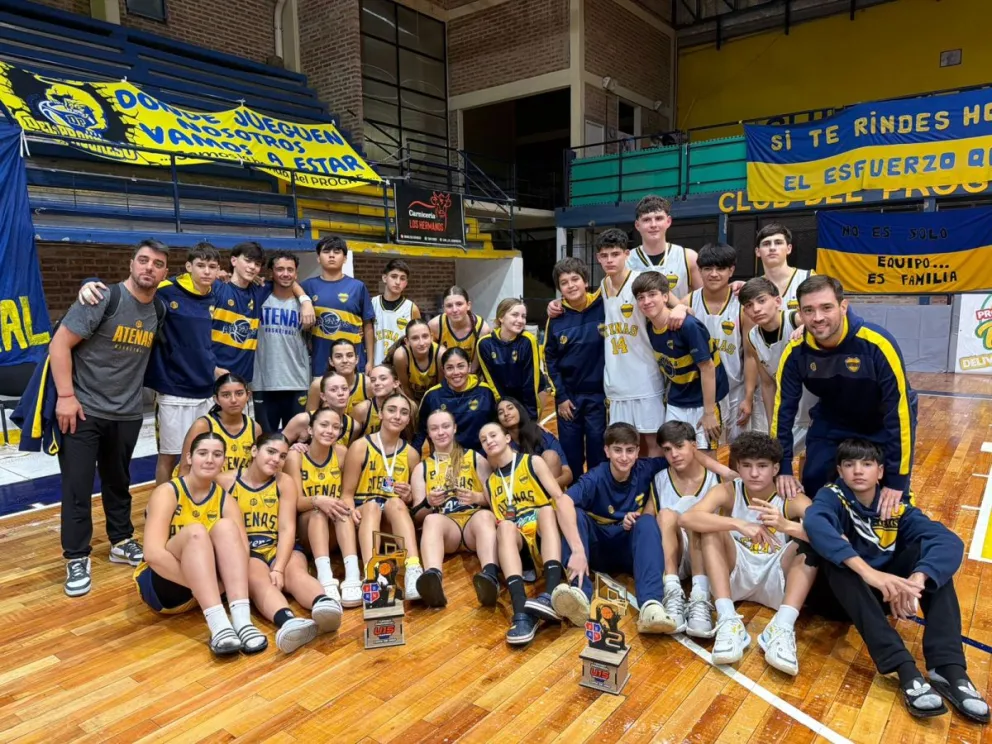 El plantel femenino y masculino de Atenas luego de isputar ambas finales del torneo Provincial de Cadetes. Foto: prensa Atenas. 