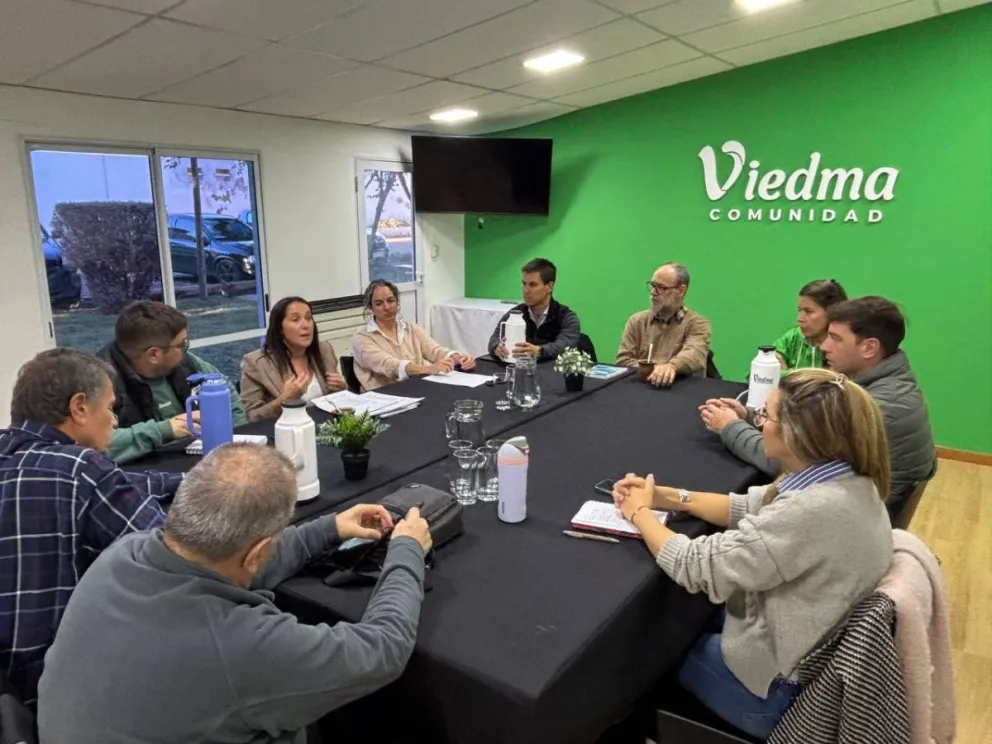 Funcionarios municipales se reunieron con referentes de distintos barrios para presentar el alcance inicial del plan de asfalto y coordinar su implementación. Foto: Municipio de Viedma.