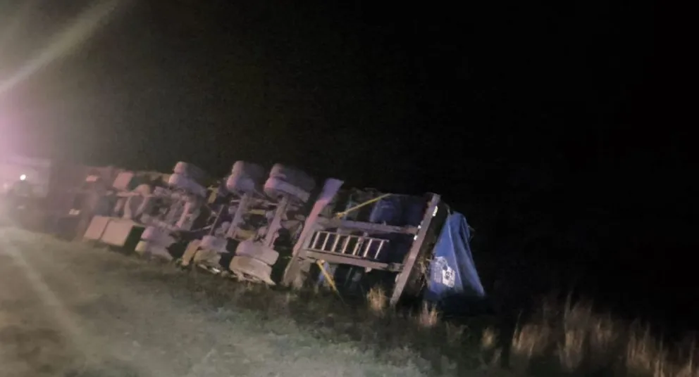 Así terminó el camión Scania cargado con papas que había salido en las horas previas desde la capital rionegrina con destino final a la provincia mediterránea -foto gentileza-. 