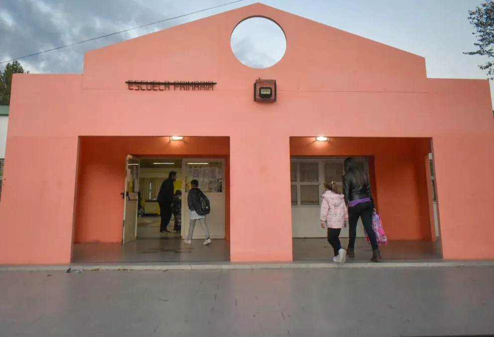 La primera jornada de paro comenzó con un acatamiento dispar en las escuelas de la ciudad de Viedma - Foto Vanesa Schwemmler para NoticiasNet. 