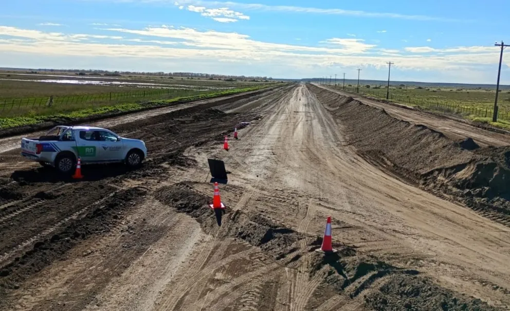Desde Vialidad Rionegrina solicitaron a los automovilistas que circulen con precaución por presencia de maquinaria vial.