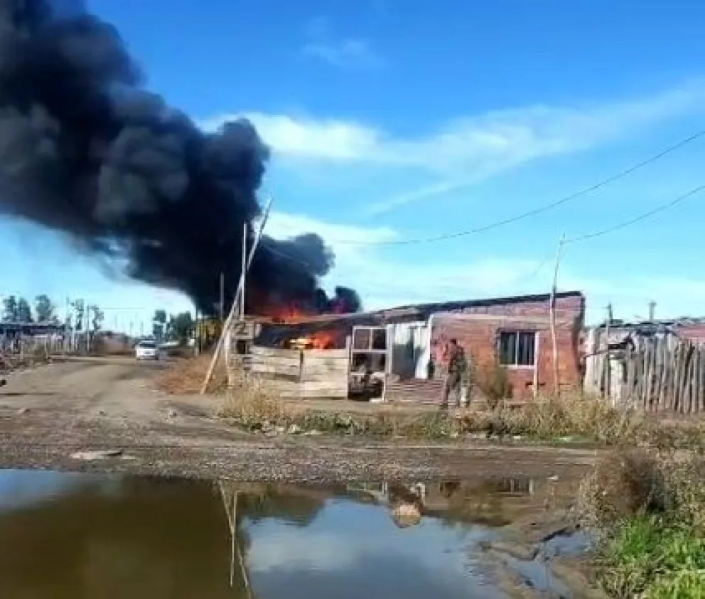 Fuego en una vivienda de la Toma 2 de Enero de Viedma. Bomberos trabajan con velocidad para disminuir el siniestro, donde habría una significativa destrucción de bienes. Foto e imágenes gentileza: Taxistas en Movimiento. 