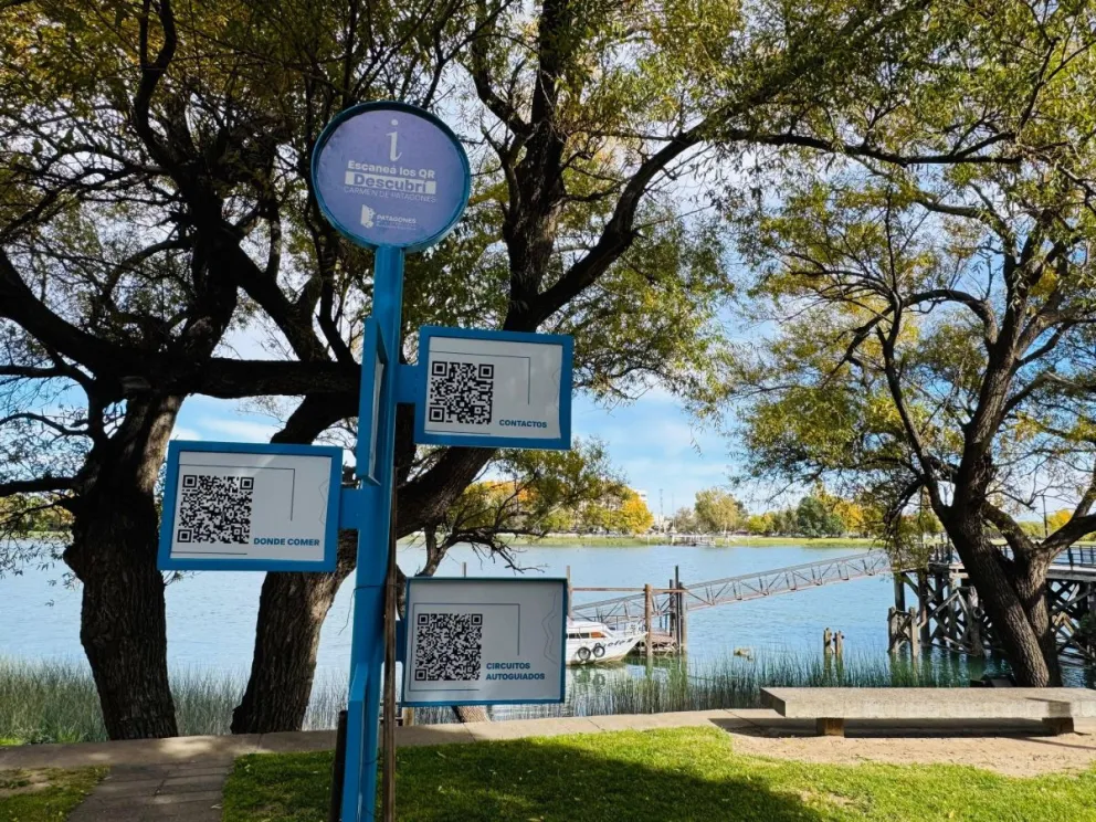 A través de esta señalización, es posible acceder de manera inmediata desde dispositivos móviles a contenidos vinculados a la oferta local. Foto: Municipalidad de Patagones.