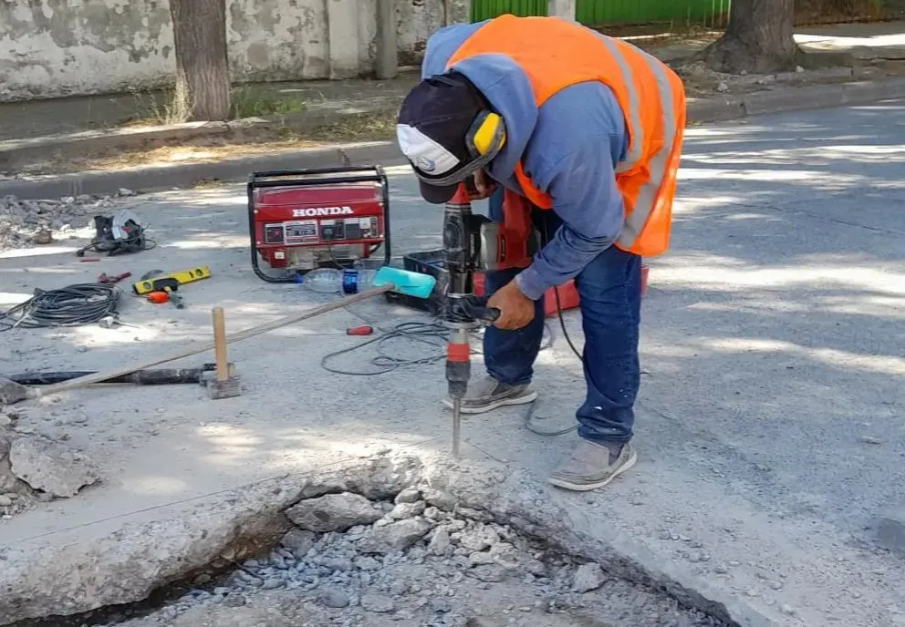 Obreros de la empresa estatal rionegrina en plena faena desplegaron el operativo sobre 40 puntos. Foto gentileza: ARSA.