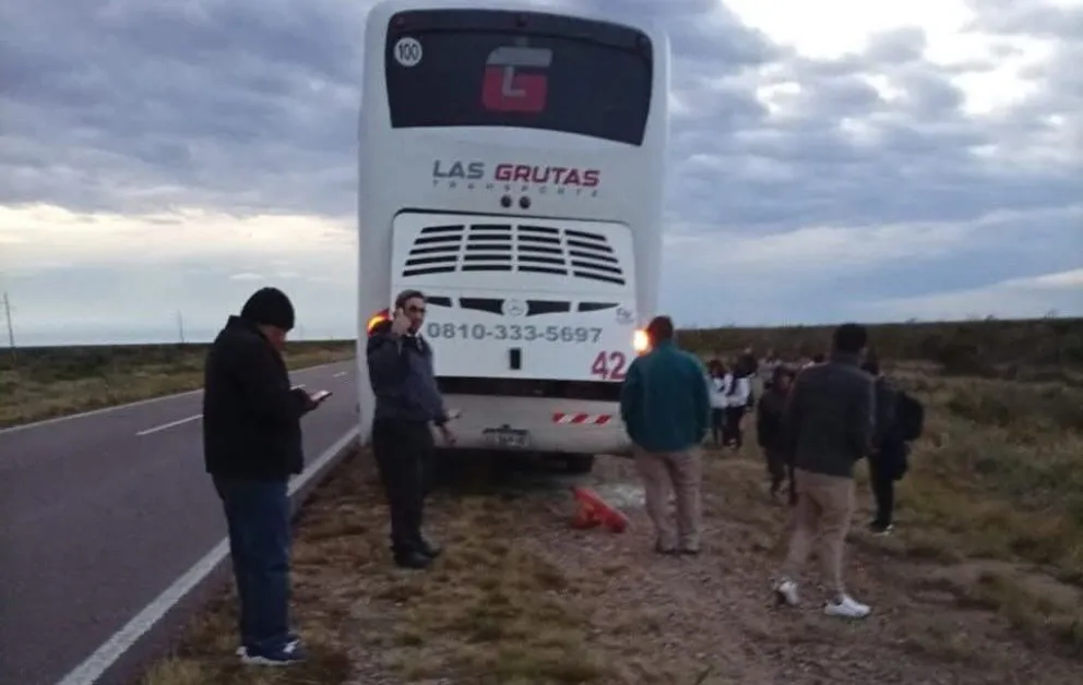 Los pasajeros estuvieron aproximadamente media hora a la vera del camino en la Ruta Nacional Nº 3, antes de ser asistidos. Foto gentileza: Jacobacci TV.