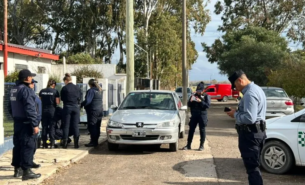 Despliegue policial justo en la vereda del edificio policial donde acudió personal de Criminalística de la Policía de Río Negro. Foto gentileza.